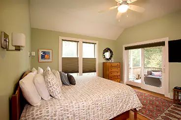 King Suite  | Village B&B | Bed & Breakfast in Newton, MA